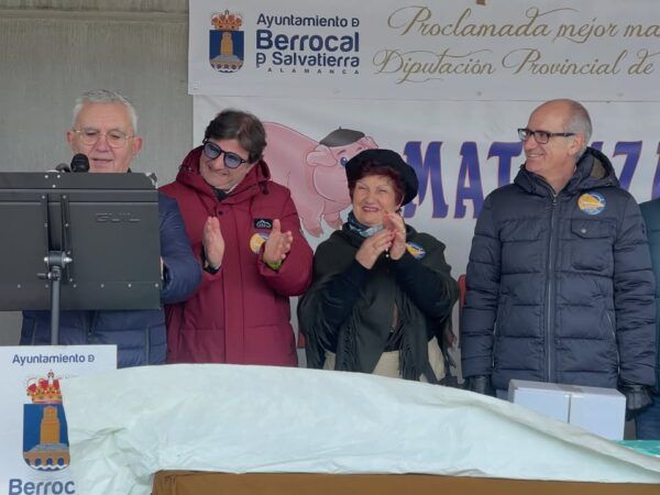 Grupo de personas aplaudiendo en la celebración de la matanza tradicional