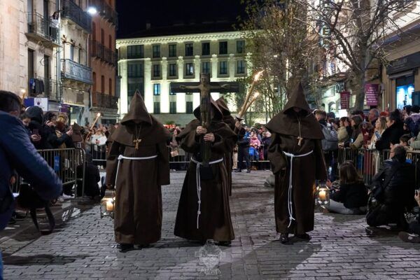 Cofrades de la Hermandad Franciscana en la procesión del Sábado de Pasión