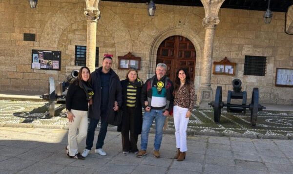 Chabela de la Torre con un grupo de personas en Ciudad Rodrigo