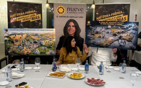 Chabela de la Torre presenta propuestas en una reunión con comida en la mesa.