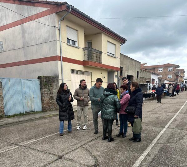 Chabela de la Torre interactuando con vecinos en Vitigudino
