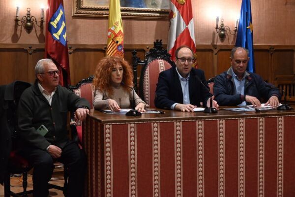 Presentación de la Fiesta de la Charrada en Ciudad Rodrigo con autoridades locales.