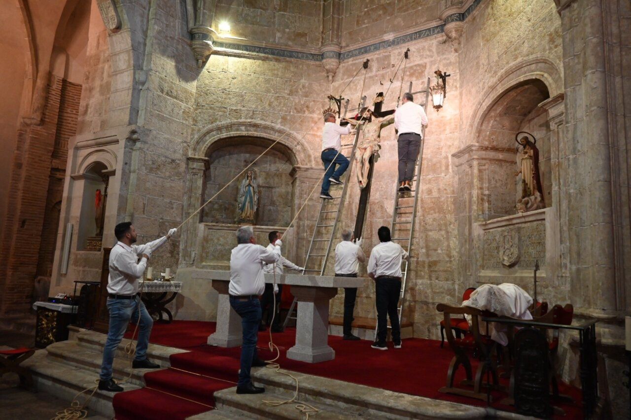 Personas trabajando en la iglesia durante el triduo al Cristo de la Expiración