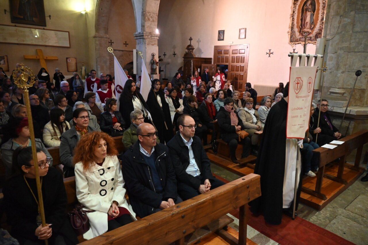 Celebración del triduo y besapiés en Ciudad Rodrigo con asistentes en la iglesia.