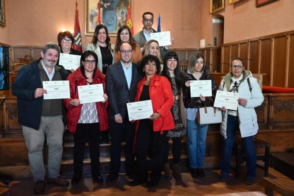 Participantes del programa Asistir Ciudad Rodrigo mostrando sus diplomas