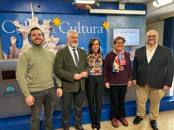 Grupo de personas en la presentación del concierto El Miserere en Salamanca
