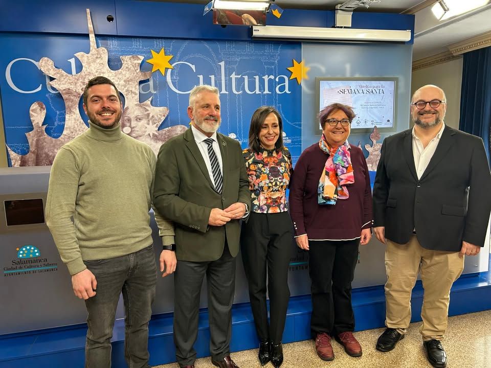 Grupo de personas en la presentación del concierto El Miserere en Salamanca