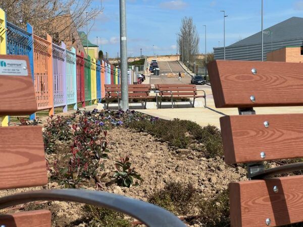 Vista de la calle Villares con nuevos pavimentos y mobiliario urbano