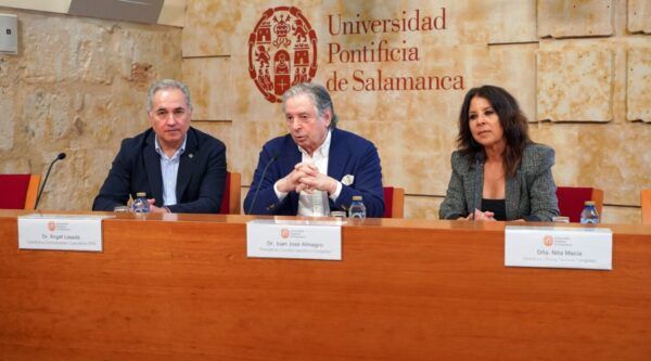 Tres ponentes en un congreso en la Universidad Pontificia de Salamanca.