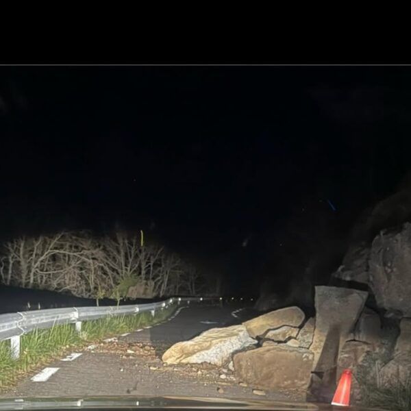 Carretera cortada en Aldeacipreste por desprendimiento de tierra