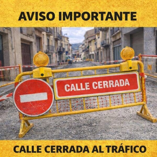 Barricada de tráfico con aviso de calle cerrada en Béjar