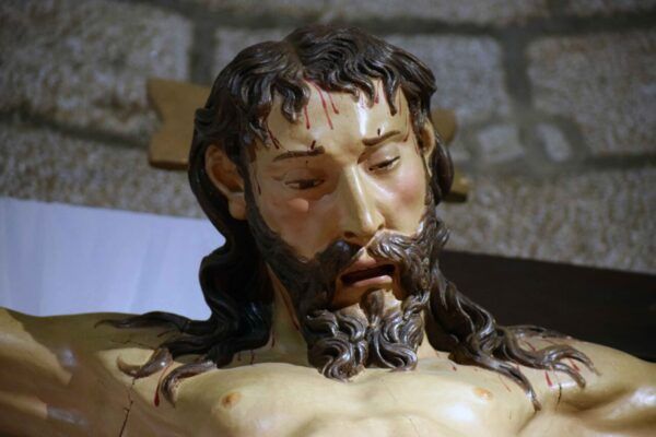 Detalle del Cristo del Amparo con expresión serena y detalles en la escultura