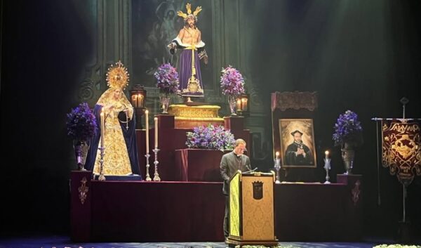 Pregón de Semana Santa en Salamanca con imágenes religiosas y flores