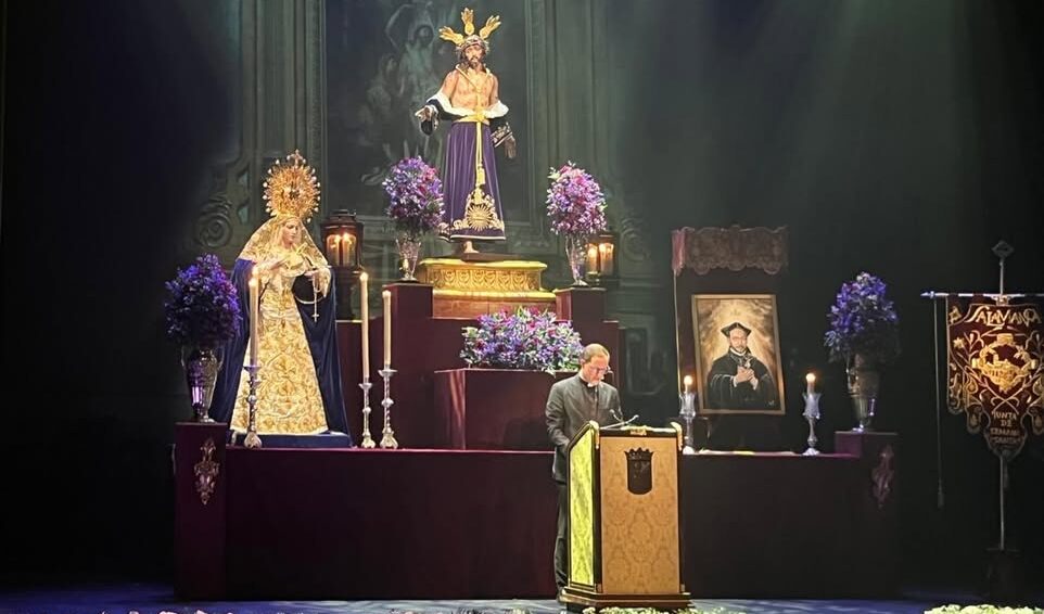 Pregón de Semana Santa en Salamanca con imágenes religiosas y flores