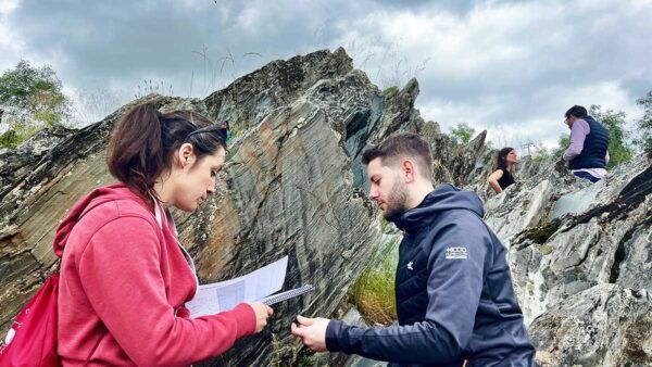 Estudiantes analizando rocas en el yacimiento de Siega Verde