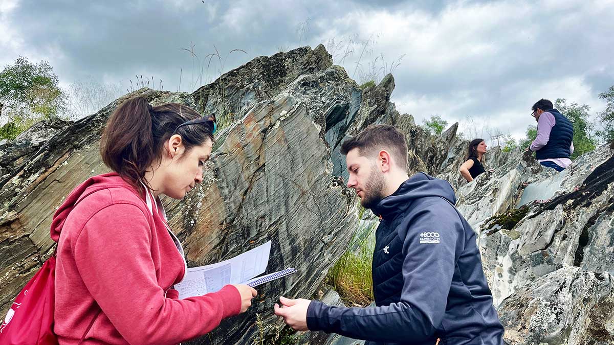 Estudiantes analizando rocas en el yacimiento de Siega Verde
