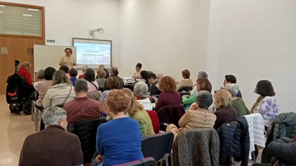 Asistentes a un curso sobre inclusión y trato a personas mayores en Salamanca