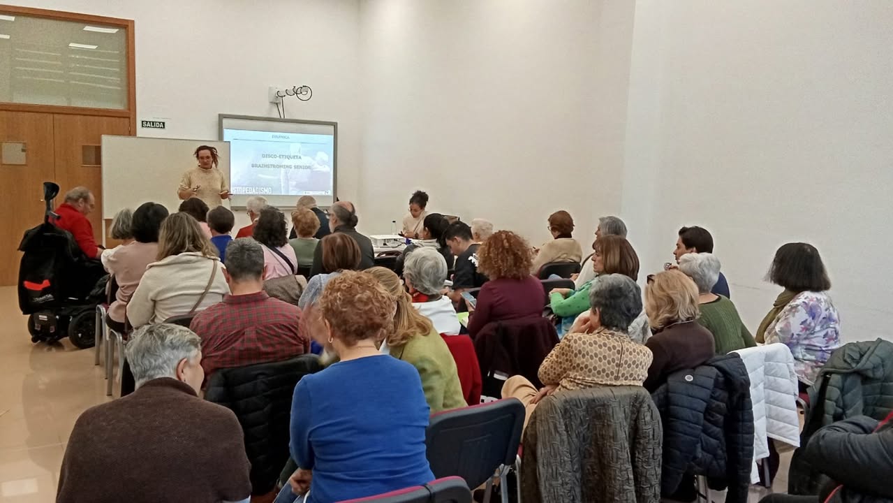 Asistentes a un curso sobre inclusión y trato a personas mayores en Salamanca
