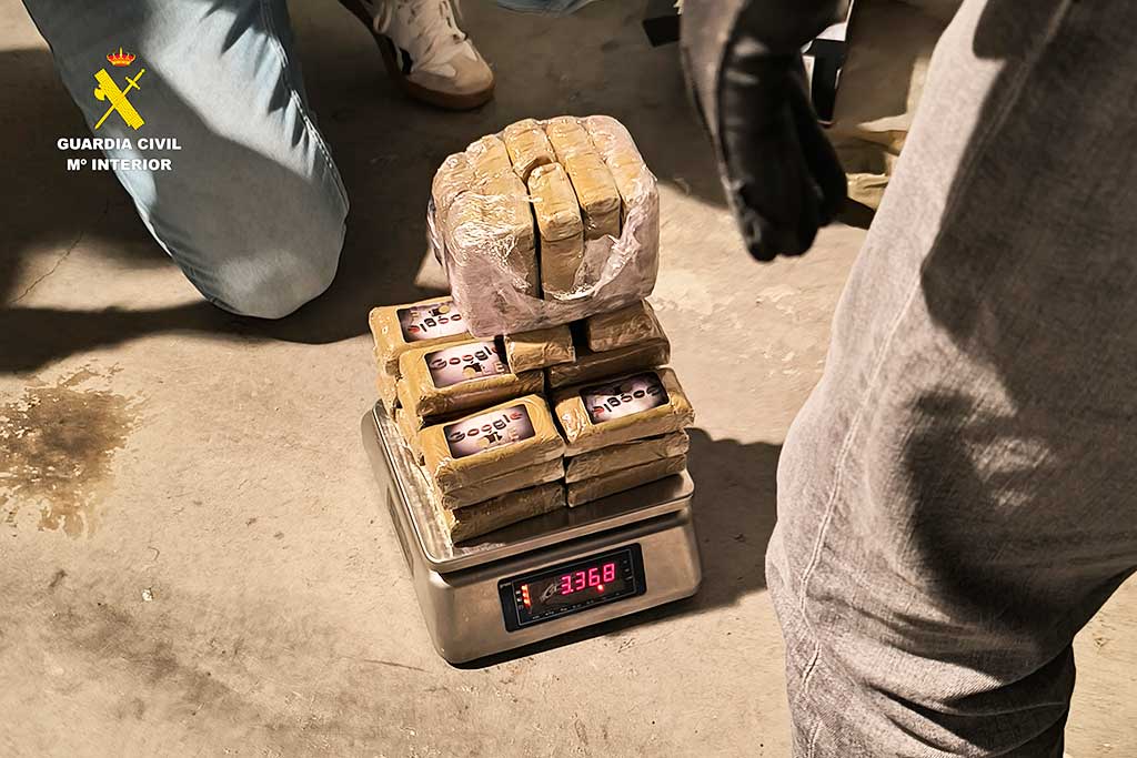 Agentes de la Guardia Civil pesando paquetes de droga en Guijuelo