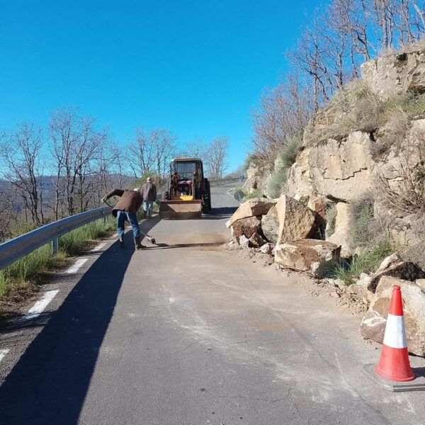 Voluntarios despejando un carril en Valbuena con maquinaria adecuada