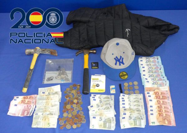 Objetos recuperados por la policía tras un robo en un bar en Salamanca