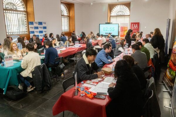 Jóvenes participando en entrevistas durante el Día del Talento en Salamanca
