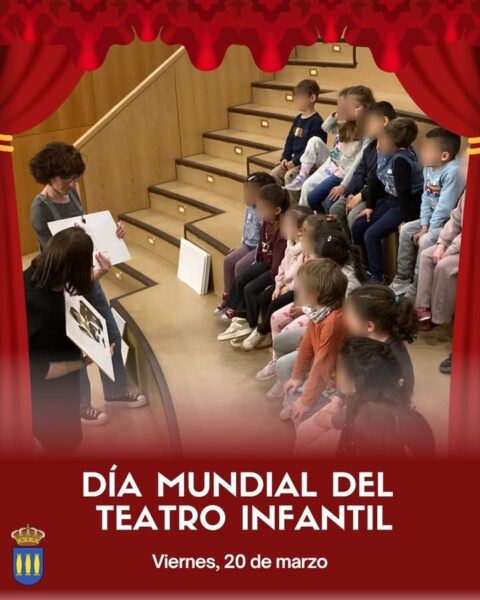 Niños del CEIP Miróbriga en el teatro durante el Día Mundial del Teatro Infantil