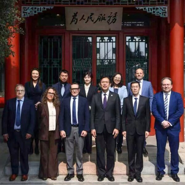 Grupo de personas en la celebración del Día de la Universidad de Salamanca en Tsinghua