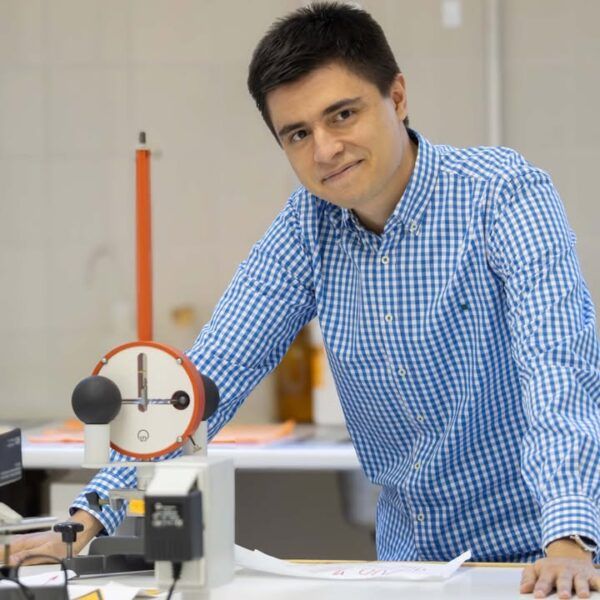 Diego Pose en laboratorio de radiofísica con equipo de medición