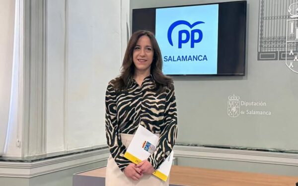 Mujer de pie en el evento de la Diputación de Salamanca sobre conectividad digital