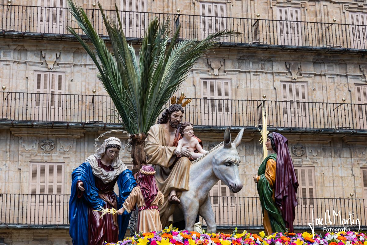 Procesión del Domingo de Ramos en Salamanca con figuras religiosas