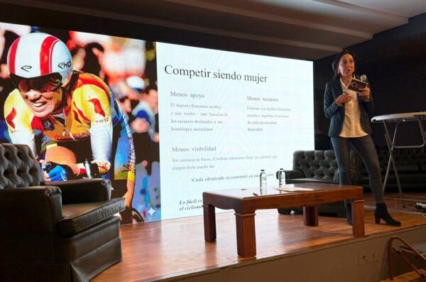 Dori Ruano compartiendo su experiencia en una charla para empresarios.