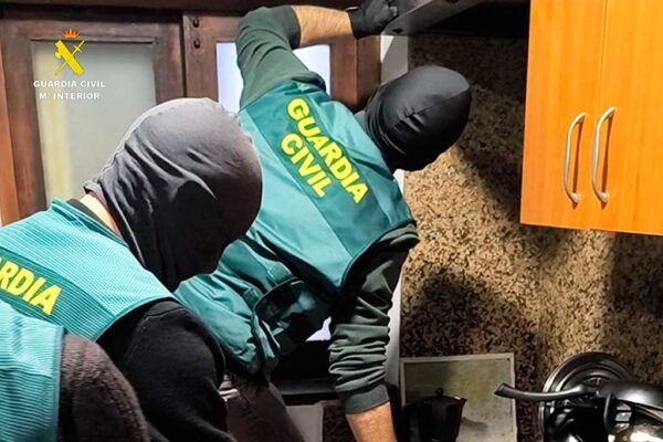 Agentes de la Guardia Civil registrando un lugar relacionado con drogas.