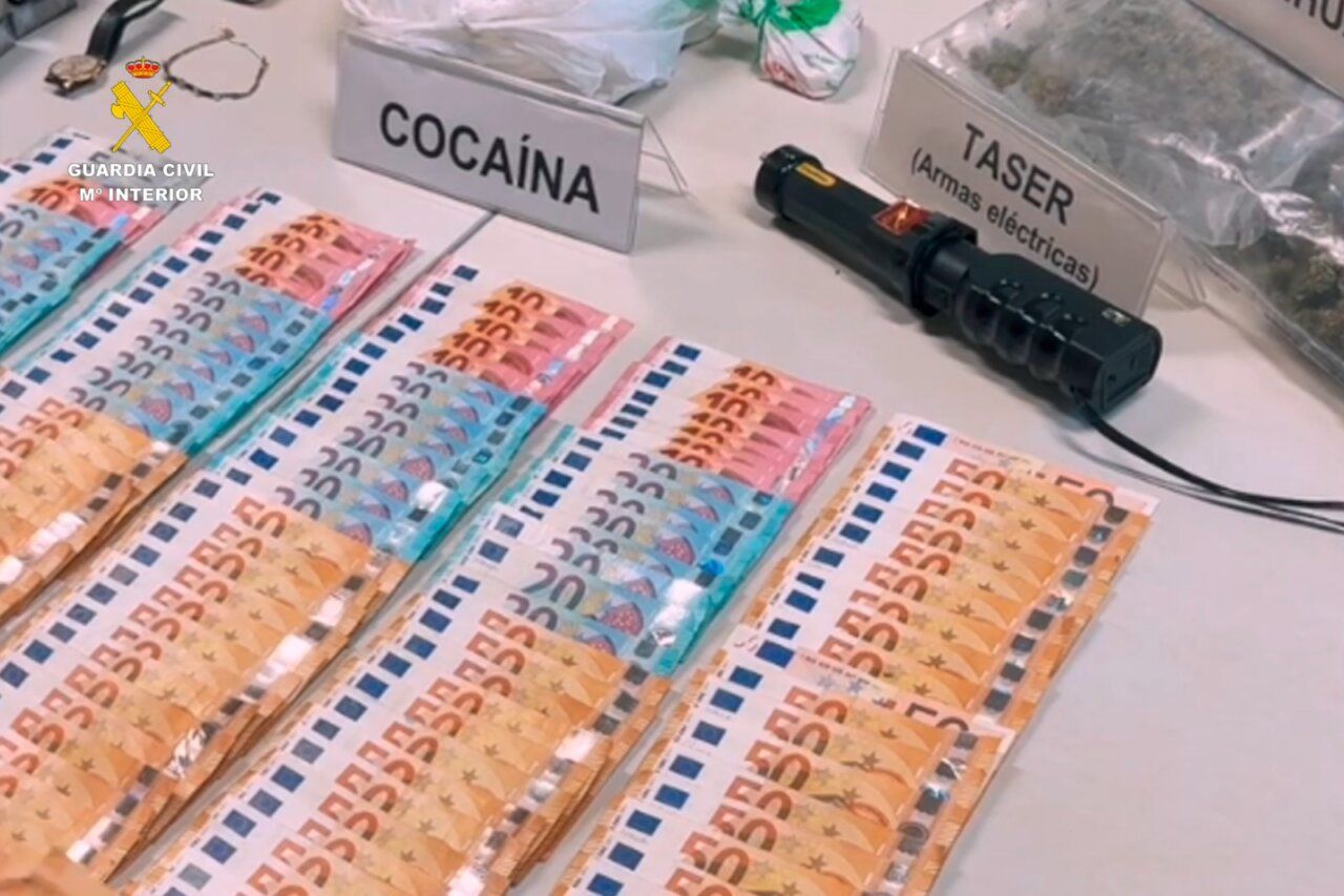 Evidencia de drogas y dinero en efectivo en una operación policial