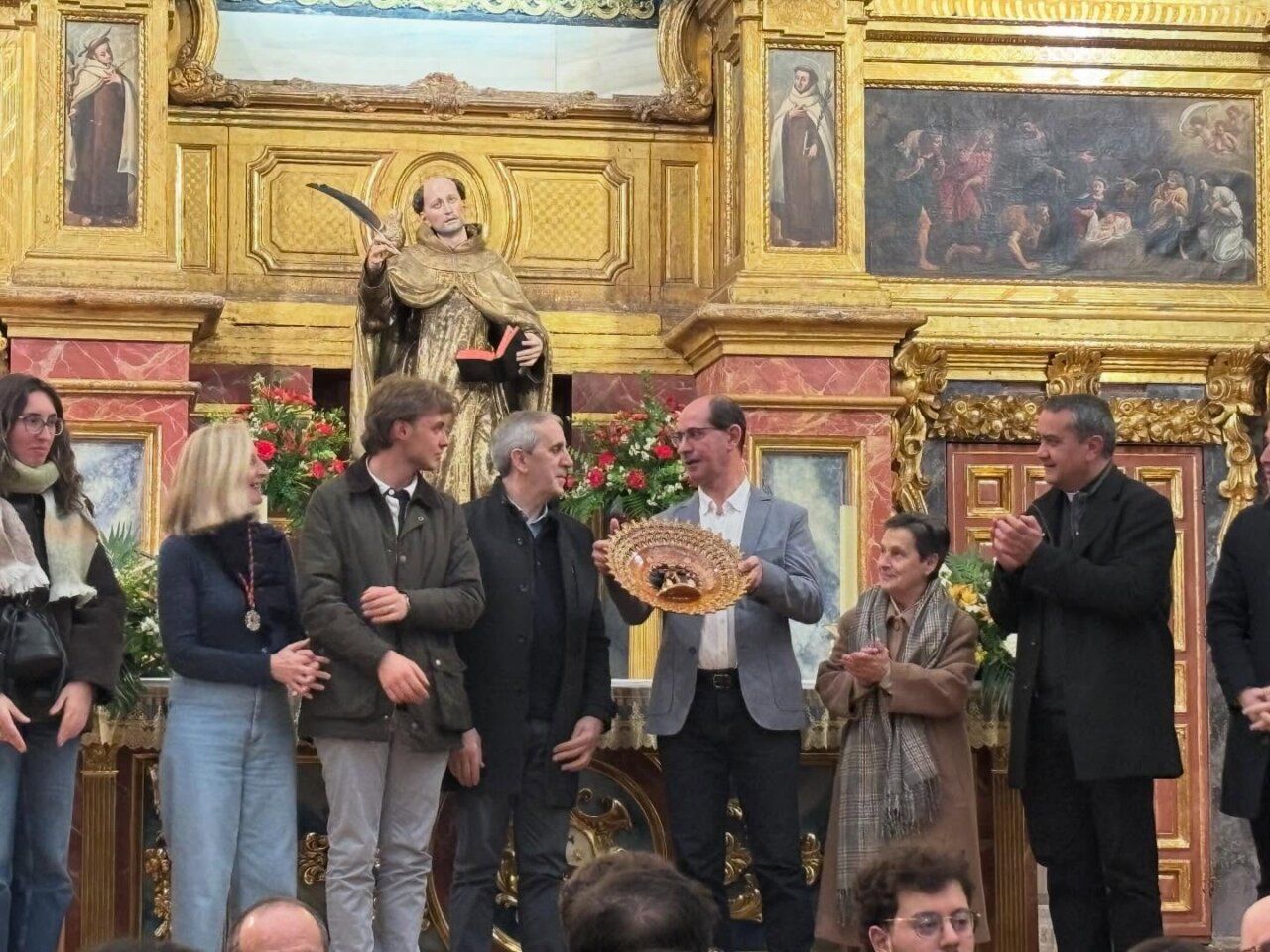 Grupo de personas durante el pregón de Semana Santa en Alba de Tormes