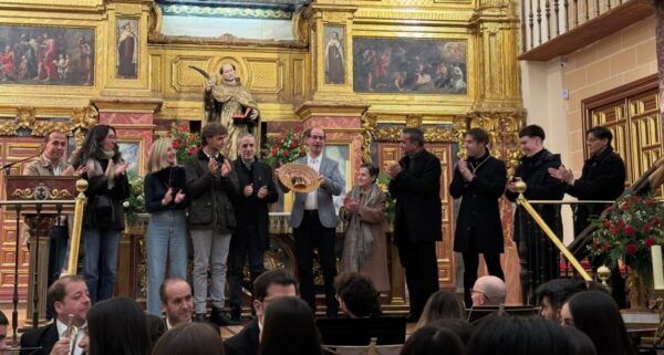 Grupo de personas aplaudiendo en un evento religioso en Alba de Tormes.