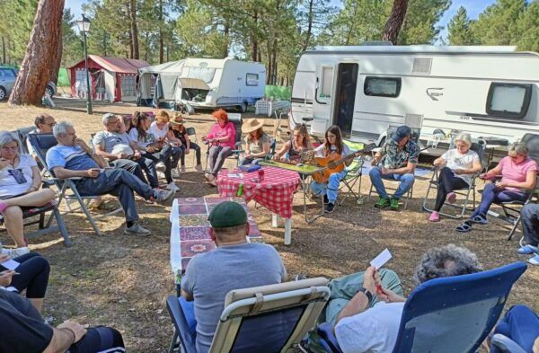 Participantes en el encuentro anual del Club Fendt Caravan en camping