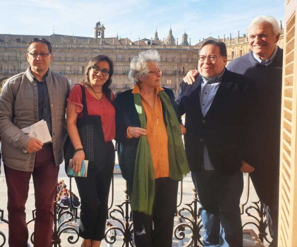 Grupo de poetas en el Encuentro de Poetas Iberoamericanos en Salamanca