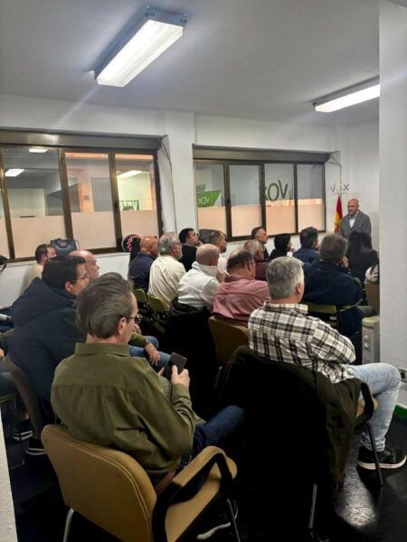 Reunión de afiliados de VOX Salamanca analizando resultados electorales