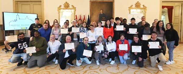 Grupo de personas sosteniendo diplomas en la entrega de Laboris Helmántica
