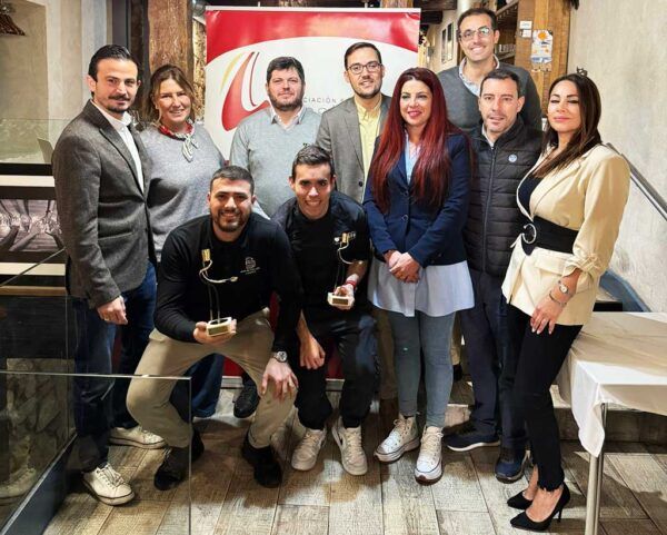 Grupo de personas posando tras la entrega de premios de la tortilla de patata