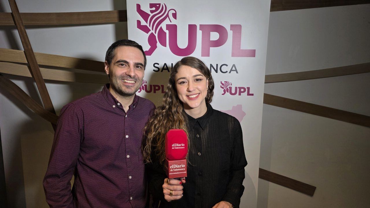 Carlos Javier Salgado y periodista en evento de UPL en Salamanca
