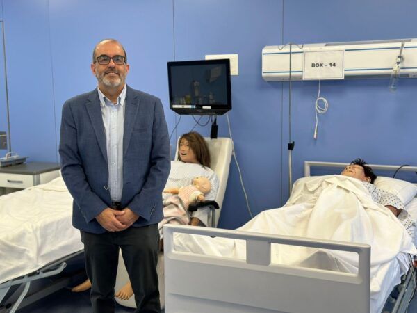 Javier Sánchez Hernández en un entorno hospitalario con maniquíes