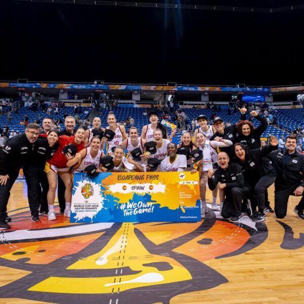 Equipo español de baloncesto celebrando su pase al Mundial 2026