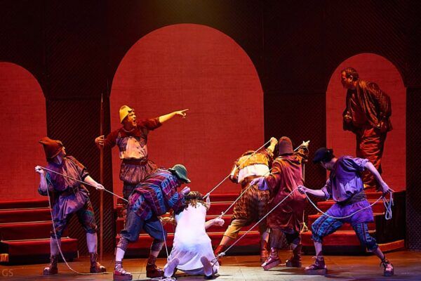 Actores en escena durante el espectáculo 'Pasión' en Salamanca