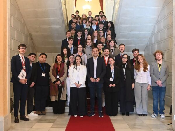 Grupo de estudiantes de ASCIPO en el Ayuntamiento de Salamanca