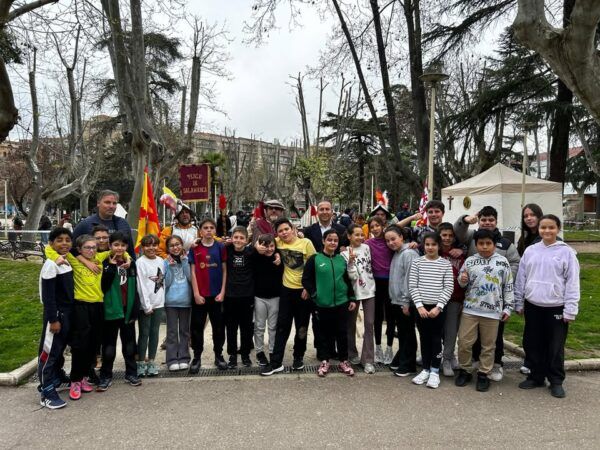 Grupo de estudiantes en un campamento del siglo XVI en Salamanca.