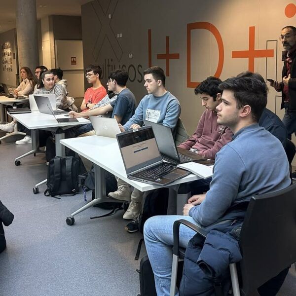 Estudiantes participando en competencia de ciberseguridad en la USAL