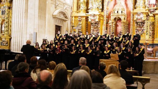 Coro Tomás Luis de Victoria actuando en La Clerecía de Salamanca