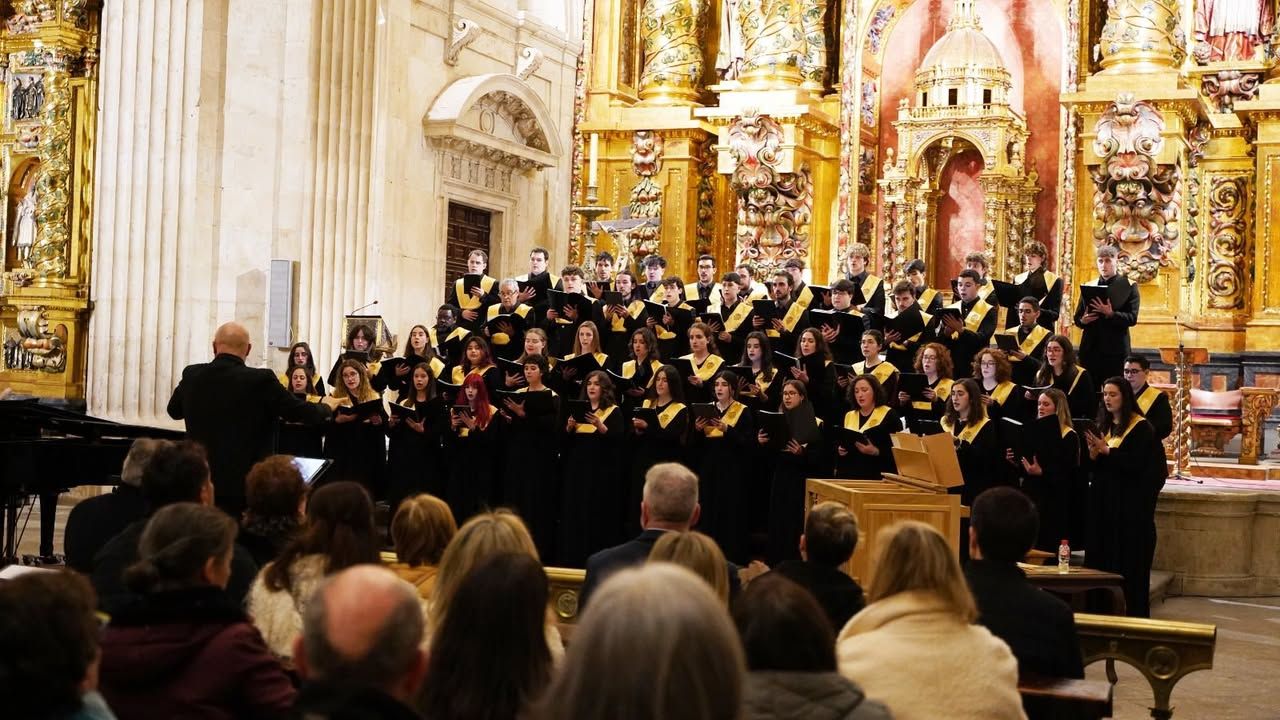 Coro Tomás Luis de Victoria actuando en La Clerecía de Salamanca